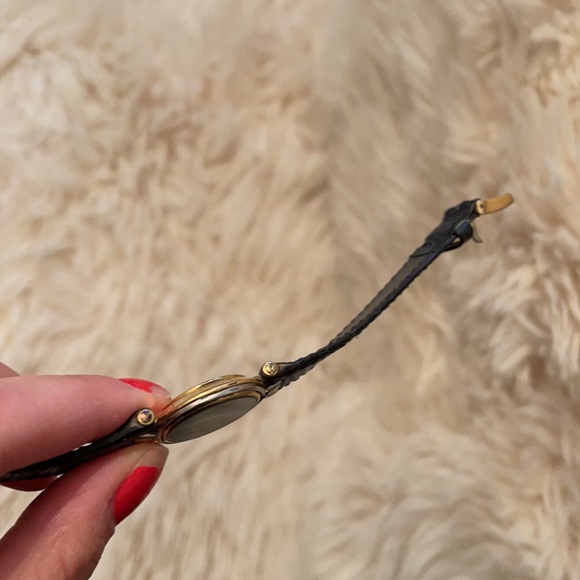 Vintage Ladies Gucci 4500 L Watch - Picture 9 of 9